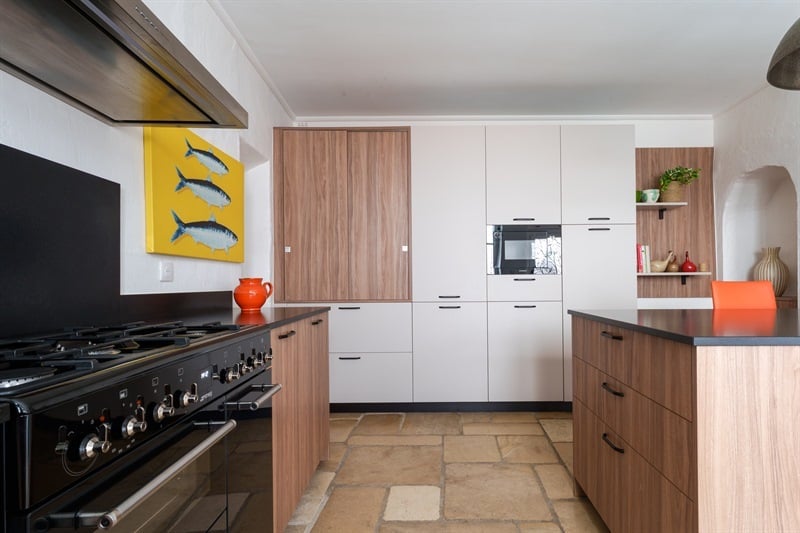 Cuisine de style moderne bois, noir et beige à Vernou-sur-Brenne | Raison Home - 2