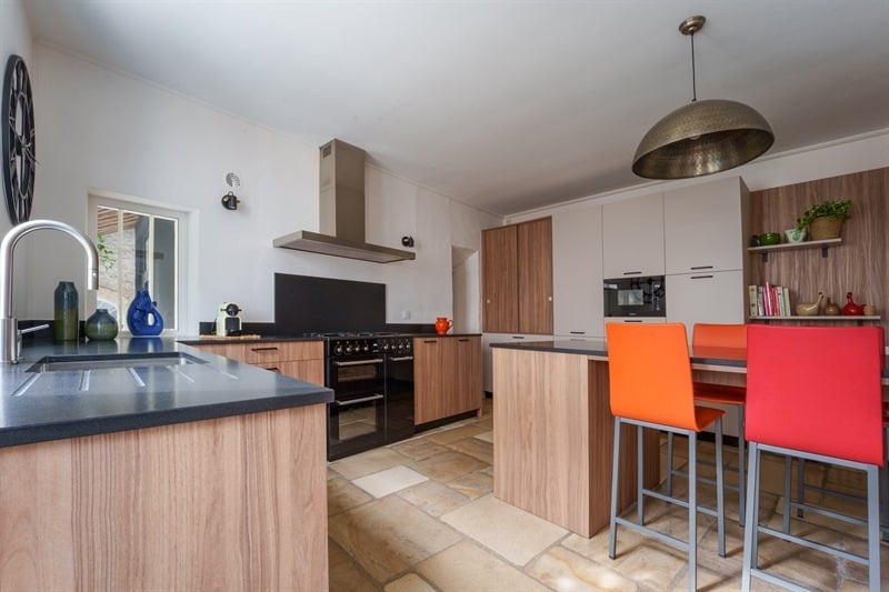 Cuisine de style moderne bois, noir et beige à Vernou-sur-Brenne | Raison Home - 3