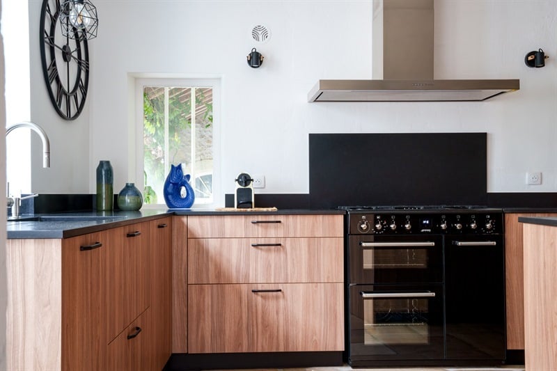 Cuisine de style moderne bois, noir et beige à Vernou-sur-Brenne | Raison Home - 4