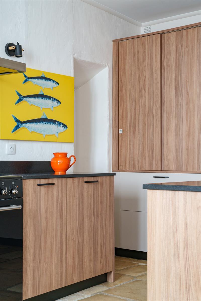 Cuisine de style moderne bois, noir et beige à Vernou-sur-Brenne | Raison Home - 5