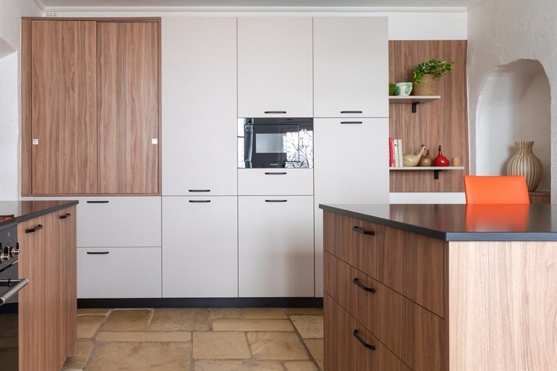 Cuisine de style moderne bois, noir et beige à Vernou-sur-Brenne | Raison Home - 6