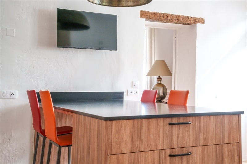 Cuisine de style moderne bois, noir et beige à Vernou-sur-Brenne | Raison Home - 7