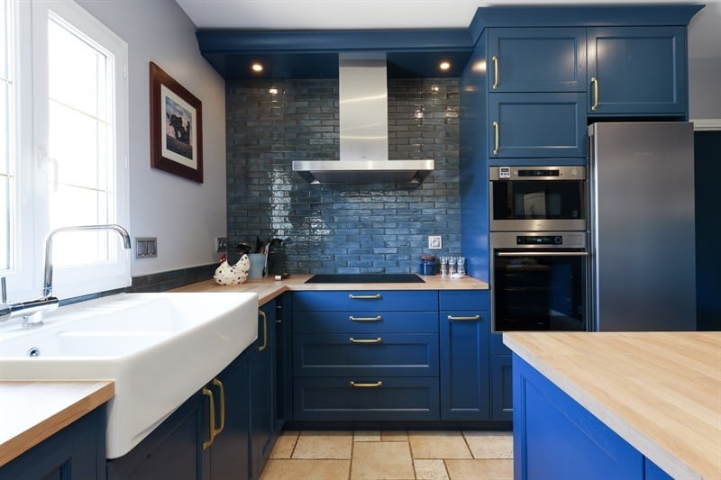 Cuisine ouverte de style campagne bleu à Dame Marie Les Bois | Raison Home - 7