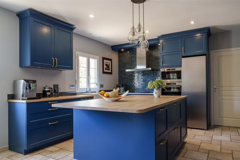 Cuisine ouverte de style campagne bleu à Dame Marie Les Bois | Raison Home - 8