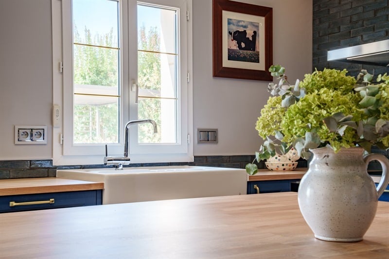 Cuisine ouverte de style campagne bleu à Dame Marie Les Bois | Raison Home - 9