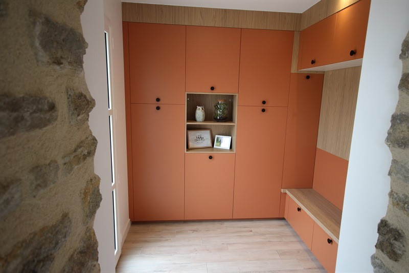 Entrée avec penderie, rangements et banc orange | Raison Home - 1