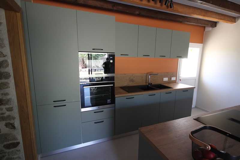 Cuisine ouverte de style moderne bois et vert à Besne | Raison Home - 2