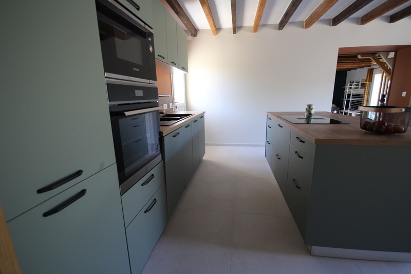 Cuisine ouverte de style moderne bois et vert à Besne | Raison Home - 3