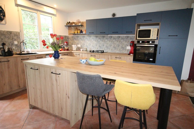 Cuisine ouverte bois et bleue à St-Malo de Guersac | Raison Home - 1