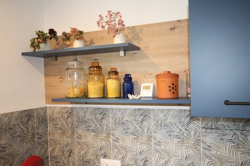 Cuisine ouverte bois et bleue à St-Malo de Guersac | Raison Home - 2