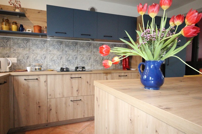 Cuisine ouverte bois et bleue à St-Malo de Guersac | Raison Home - 3