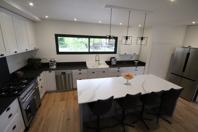 Cuisine spacieuse de style moderne blanc et noir à Dreffeac | Raison Home - 1