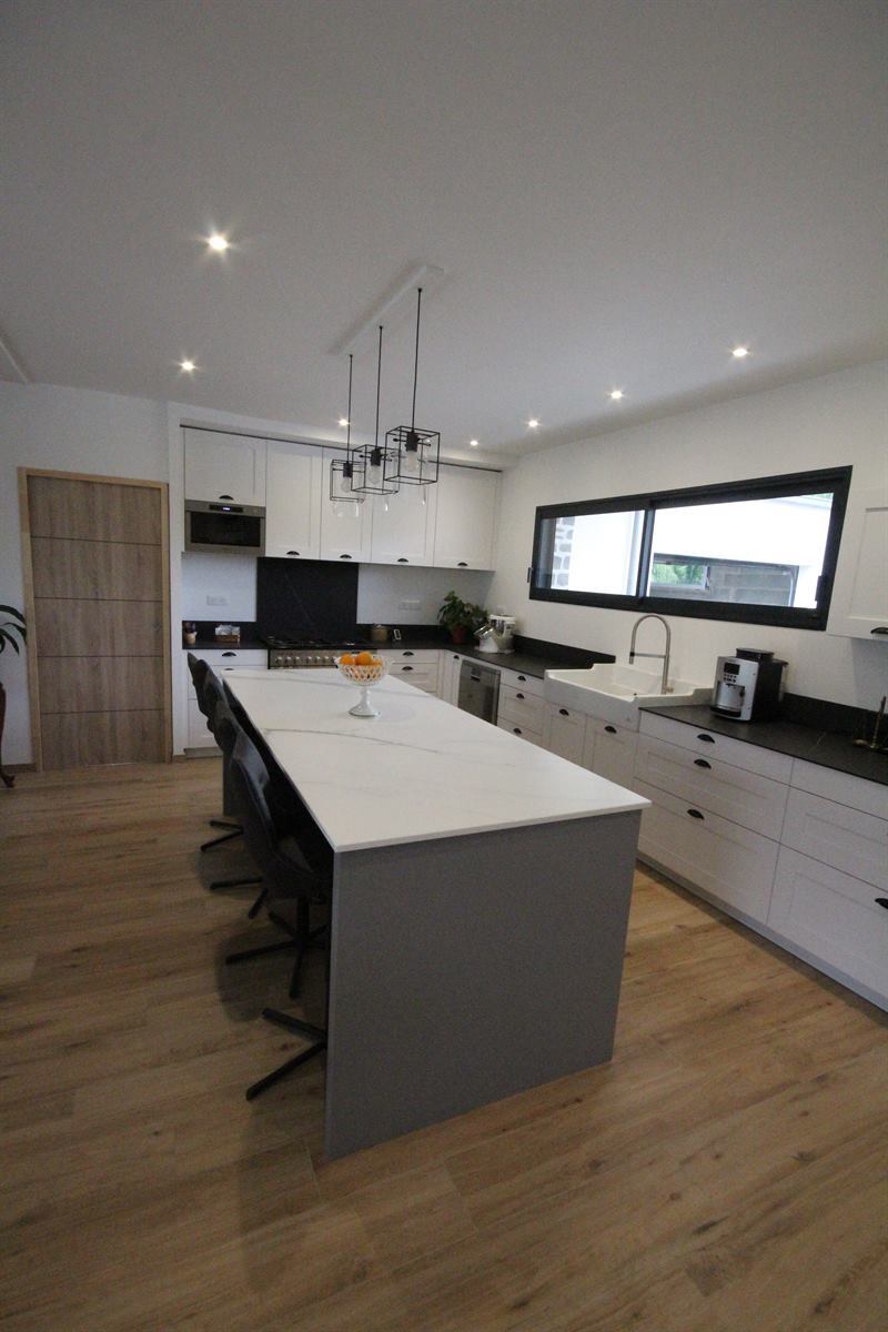 Cuisine spacieuse de style moderne blanc et noir à Dreffeac | Raison Home - 2