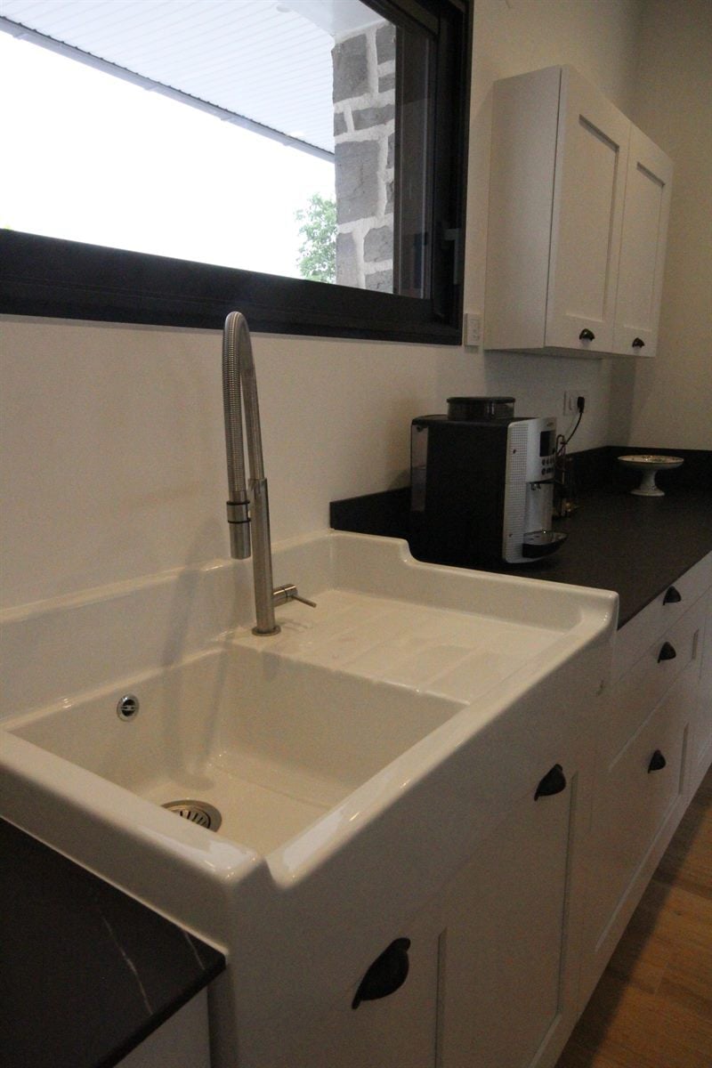 Cuisine spacieuse de style moderne blanc et noir à Dreffeac | Raison Home - 3