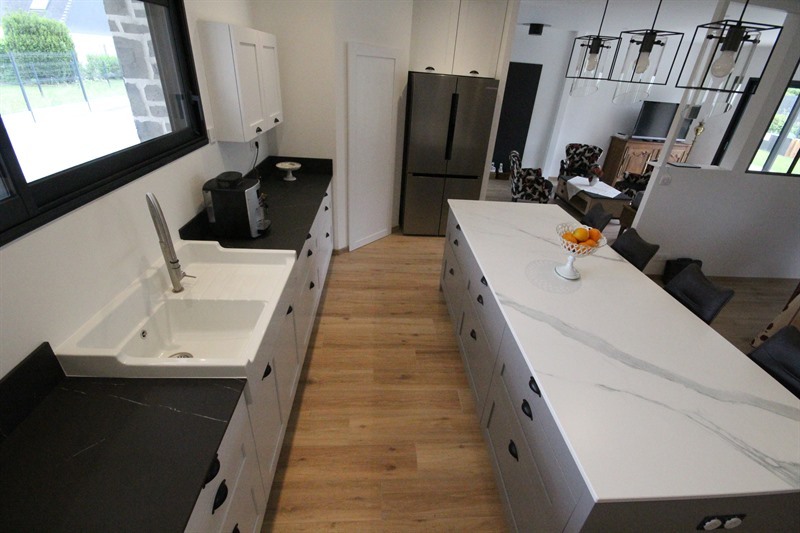 Cuisine spacieuse de style moderne blanc et noir à Dreffeac | Raison Home - 4