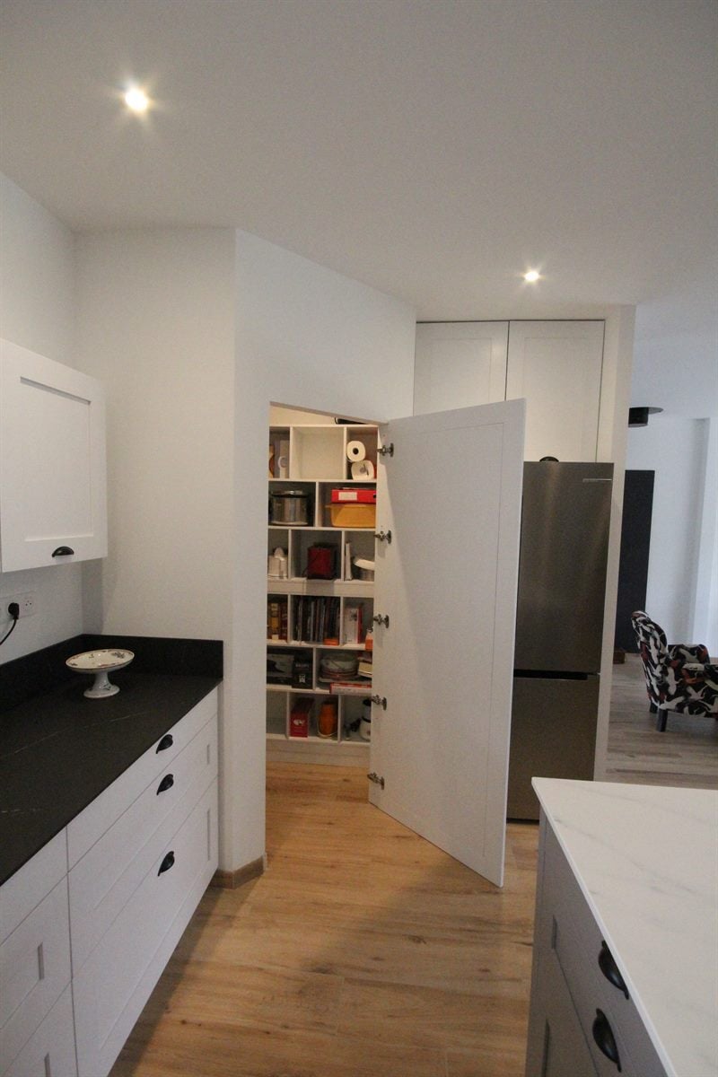 Cuisine spacieuse de style moderne blanc et noir à Dreffeac | Raison Home - 5