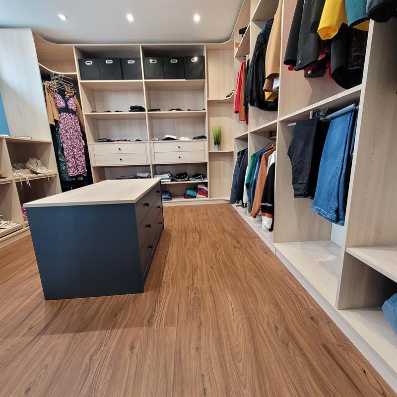 Pièce dressing avec un maximum de rangements à Pontchateau | Raison Home - 2