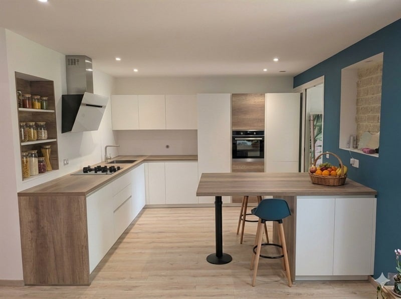 Cuisine ouverte bois et blanc à Pornichet | Raison Home - 1