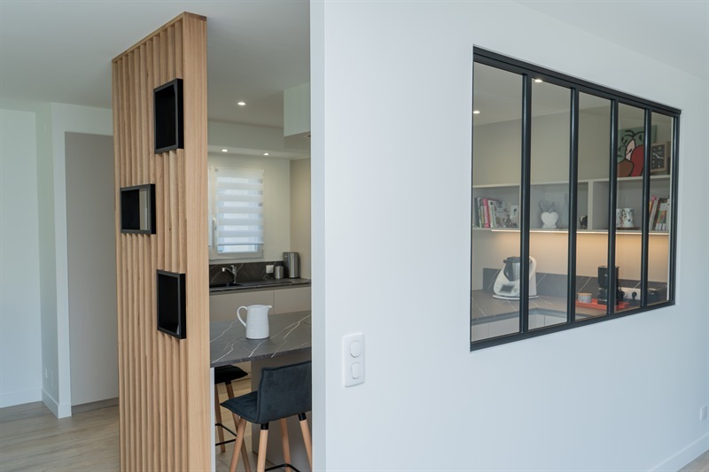 Cuisine ouverte de style contemporain beige à Saint-Agnin-sur-Bion | Raison Home - 4