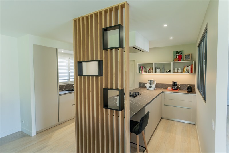 Cuisine ouverte de style contemporain beige à Saint-Agnin-sur-Bion | Raison Home - 5