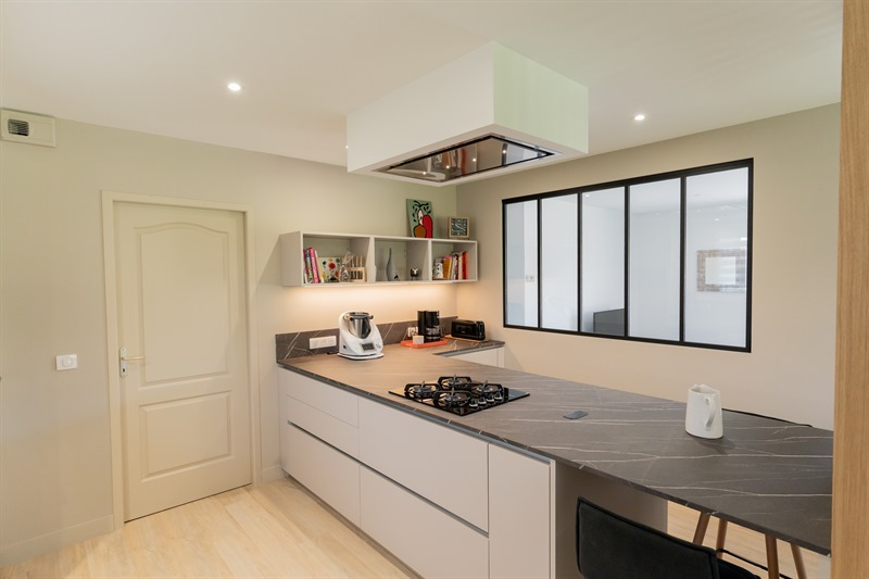 Cuisine ouverte de style contemporain beige à Saint-Agnin-sur-Bion | Raison Home - 6