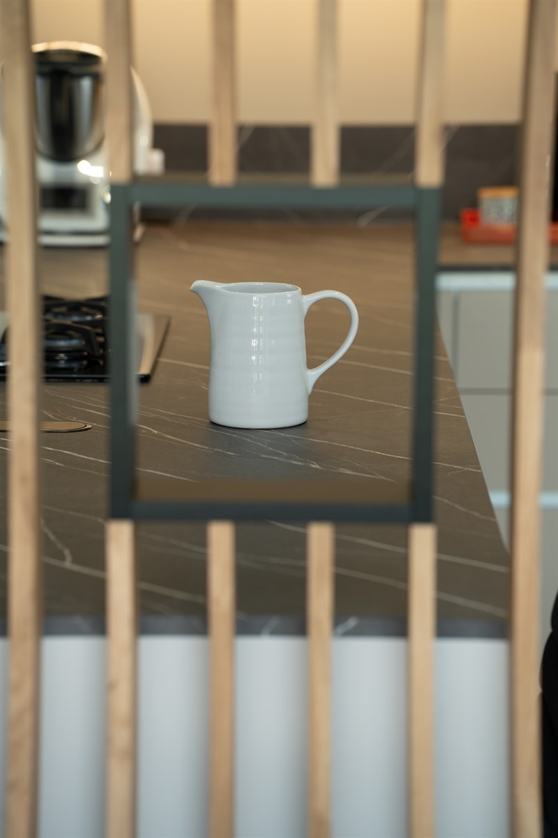 Cuisine ouverte de style contemporain beige à Saint-Agnin-sur-Bion | Raison Home - 7