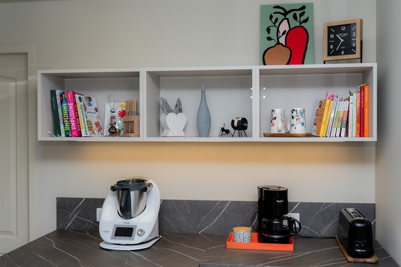 Cuisine ouverte de style contemporain beige à Saint-Agnin-sur-Bion | Raison Home - 8