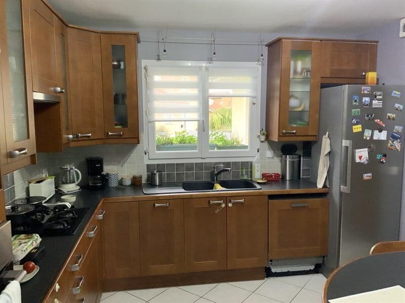 Cuisine ouverte de style contemporain beige à Saint-Agnin-sur-Bion | Raison Home - 9