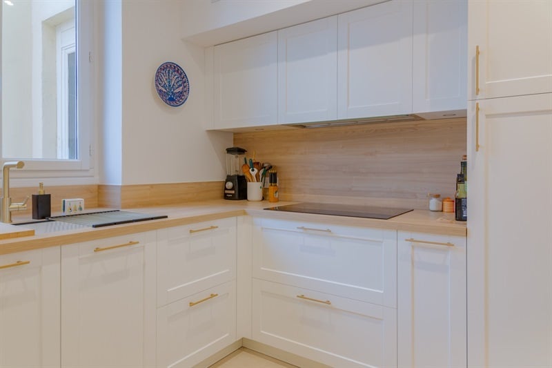 Cuisine en U de style nature bois et blanc à Lyon | Raison Home - 8