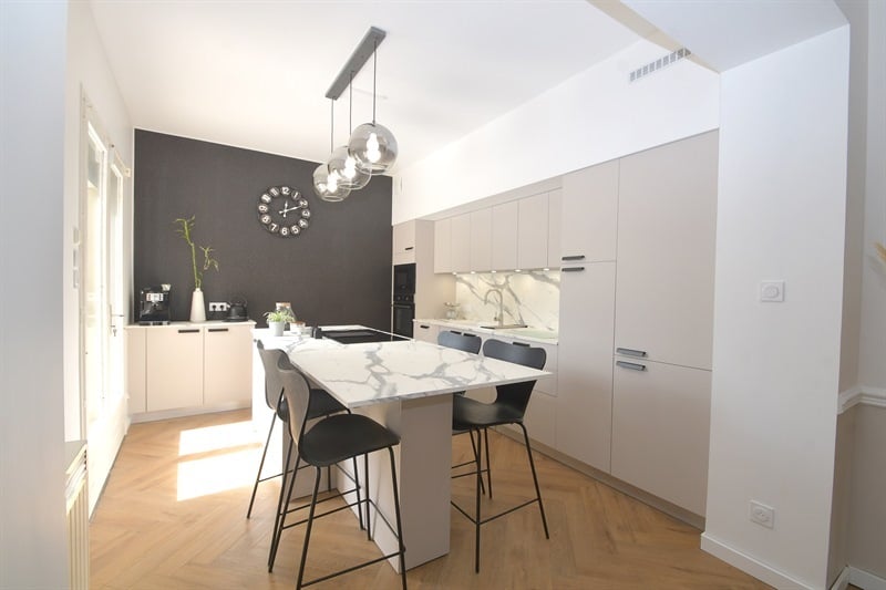 Cuisine ouverte de style nature beige à Ruy | Raison Home - 1