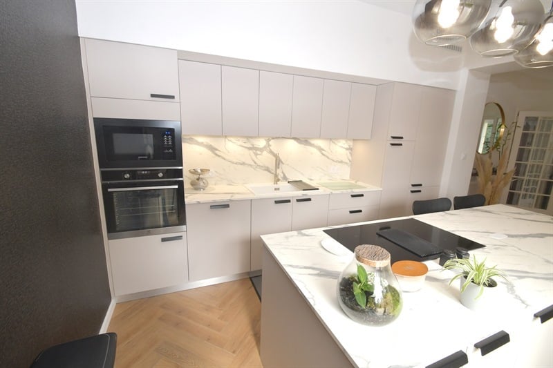 Cuisine ouverte de style nature beige à Ruy | Raison Home - 3