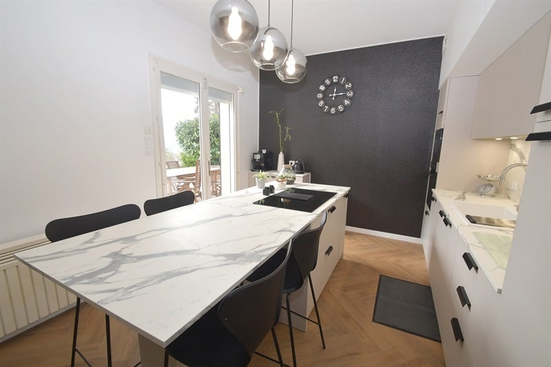 Cuisine ouverte de style nature beige à Ruy | Raison Home - 4
