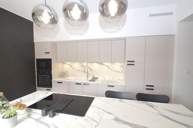 Cuisine ouverte de style nature beige à Ruy | Raison Home - 7