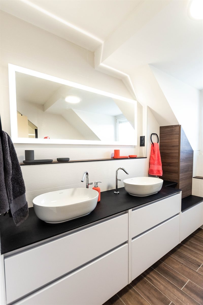 Salle de bain mansardée ultra-optimisée à Trept | Raison Home - 1