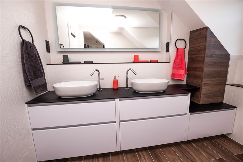 Salle de bain mansardée ultra-optimisée à Trept | Raison Home - 2