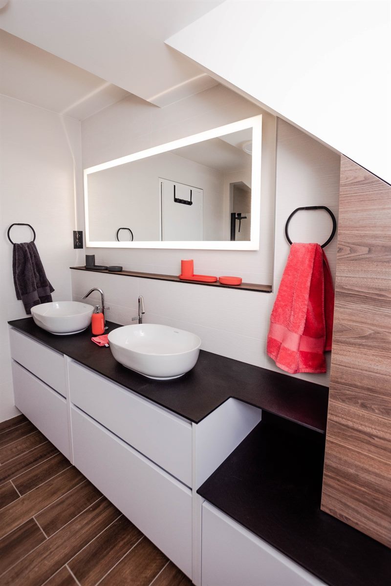 Salle de bain mansardée ultra-optimisée à Trept | Raison Home - 3