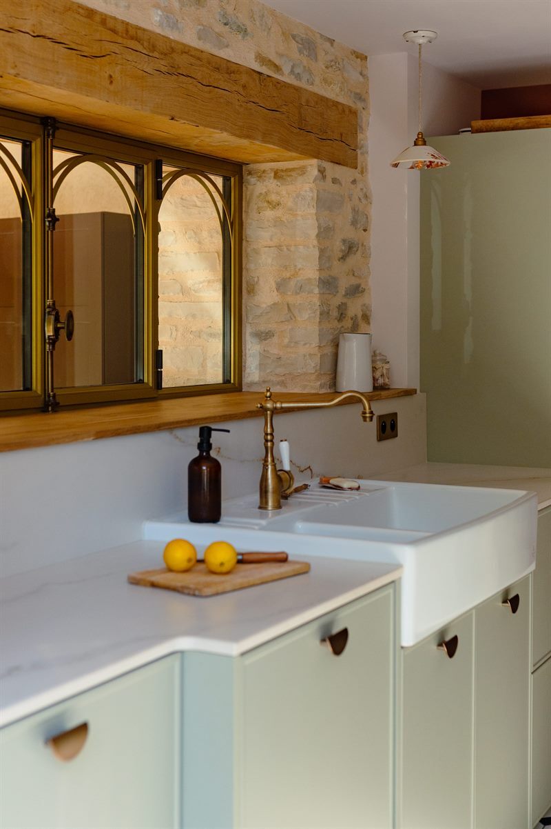 Cuisine fermée de style contemporain bois et vert à Trept | Raison Home - 1