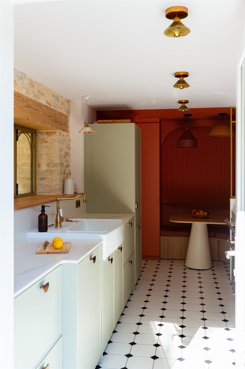 Cuisine fermée de style contemporain bois et vert à Trept | Raison Home - 4