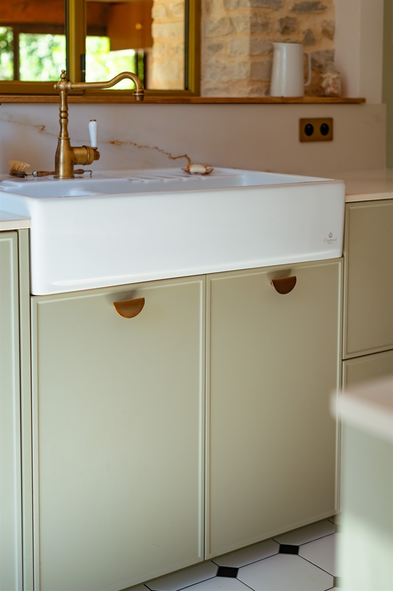 Cuisine fermée de style contemporain bois et vert à Trept | Raison Home - 6