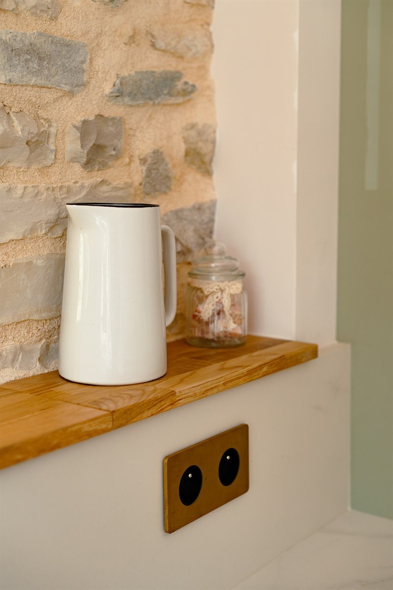 Cuisine fermée de style contemporain bois et vert à Trept | Raison Home - 7