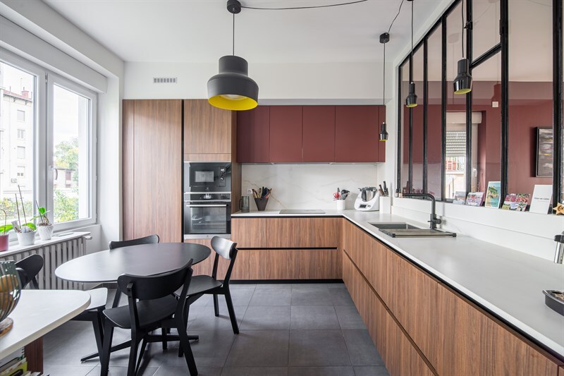 Cuisine fermée de style moderne bois à Villeurbanne | Raison Home - 1
