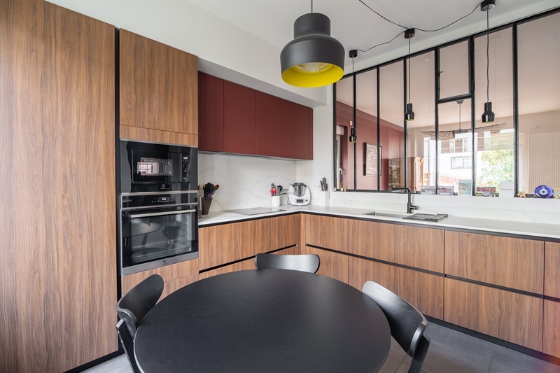 Cuisine fermée de style moderne bois à Villeurbanne | Raison Home - 2