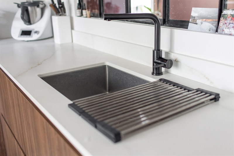 Cuisine fermée de style moderne bois à Villeurbanne | Raison Home - 8