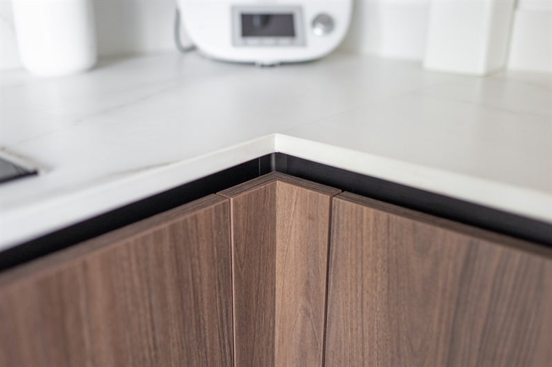 Cuisine fermée de style moderne bois à Villeurbanne | Raison Home - 9
