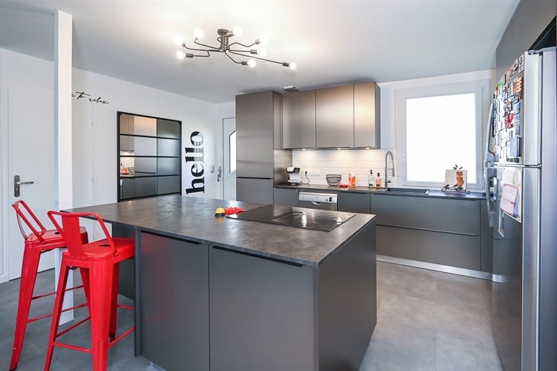 Cuisine moderne totalement grise à La Chapelle-la-Reine | Raison Home - 1