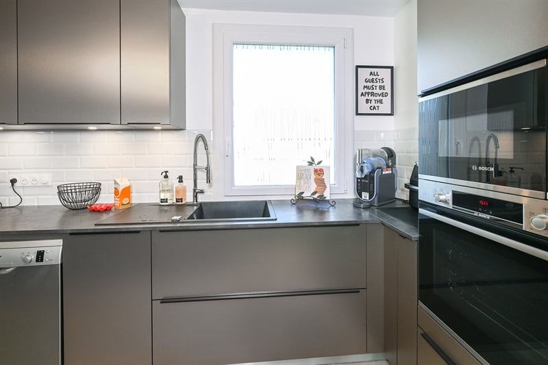 Cuisine moderne totalement grise à La Chapelle-la-Reine | Raison Home - 3