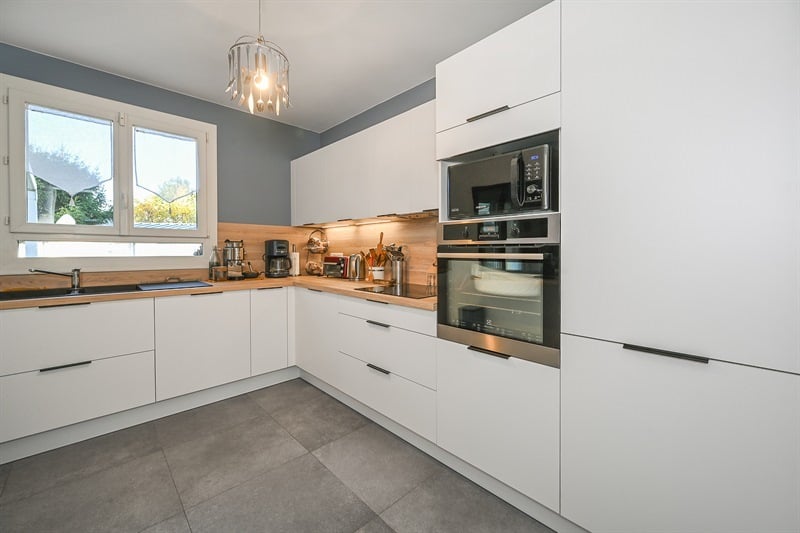 Cuisine fermée bois et blanc à Pontault Combault | Raison Home - 1