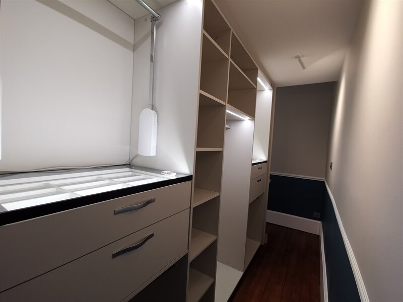 Aménagement d'un dressing noir et beige à Nancy | Raison Home - 1
