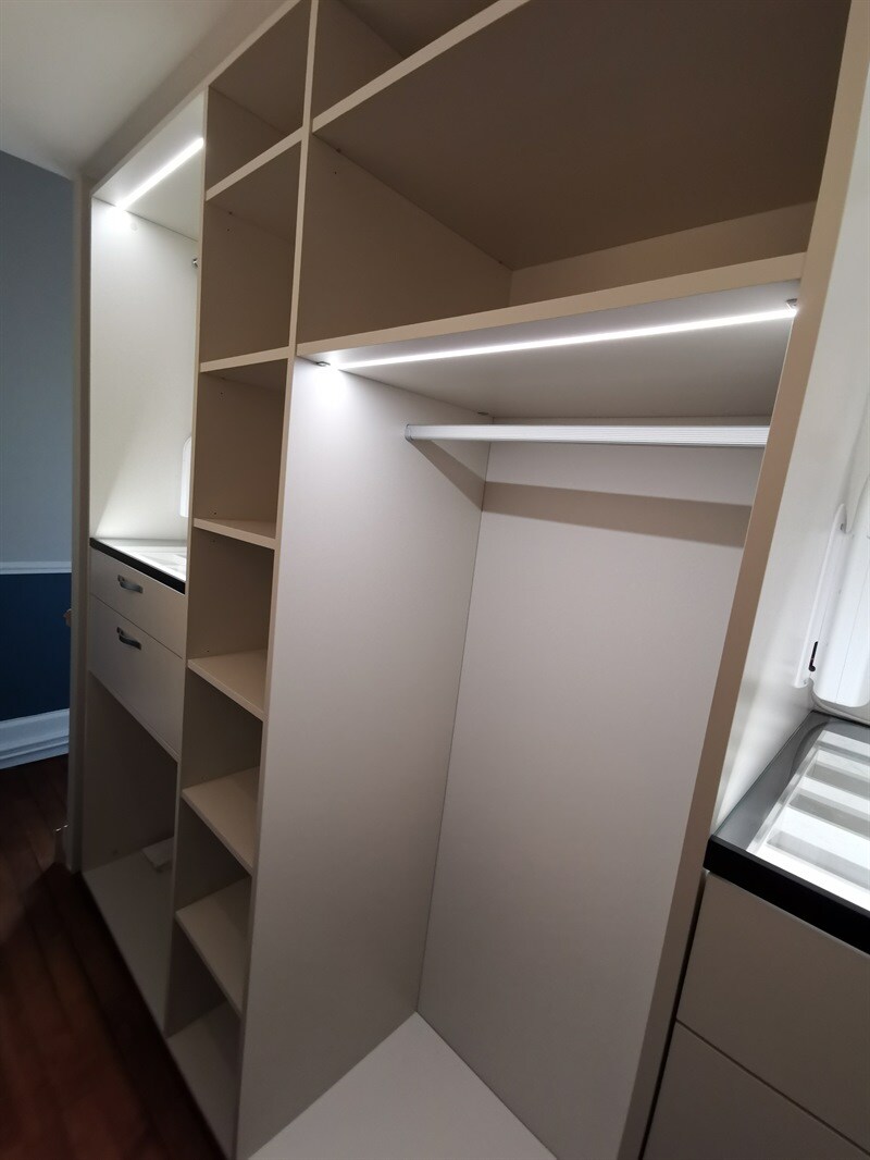 Aménagement d'un dressing noir et beige à Nancy | Raison Home - 3