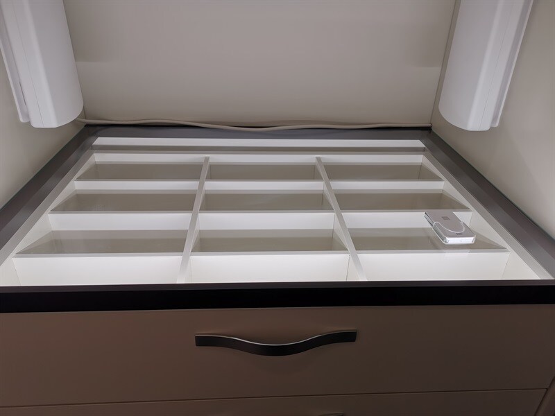 Aménagement d'un dressing noir et beige à Nancy | Raison Home - 4